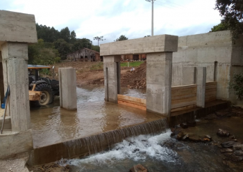  Preparação e instação de comportas para enchimento de reservatório. Localização: Papanduva, Vale do Itajaí - SC.