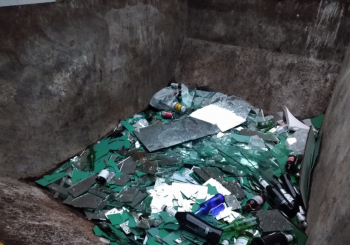  Resíduos de espelharias (vidros) que serão reciclados. 