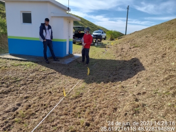  Preparação dos eletrodos de medição que enviarão sinal elétrico para o solo nas imediações de Garopaba do Sul, Jaguaruna -SC.