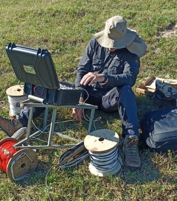  Profissional de campo realizando medições de campo nas imediações de Garopaba do Sul, Jaguaruna -SC.