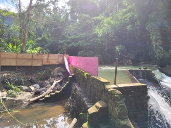  Adução de água com água na captaçaõ da CGH Hoppe no Rio Sellin.