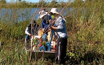  Logística de campo com embarcação no Parque Estadual Várzeas do Invinhema, município de Naviraí (MS).