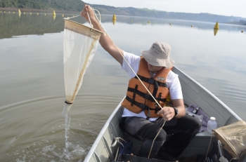  Coleta de Zooplâncton com rede de arrasto em reservatórios de água.